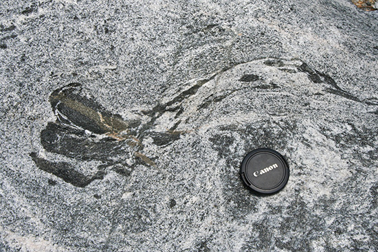 Amphibolite flow folding