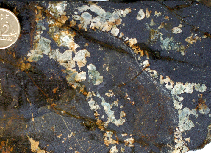 magnetite skarn structure